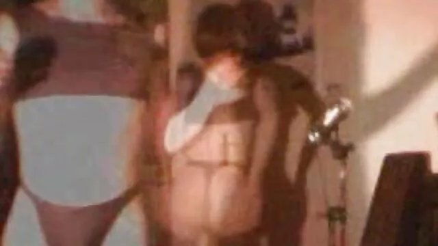 Give Me Pink Eva frota su cuerpo sexy e sexo hd latino inserta un juguete enorme