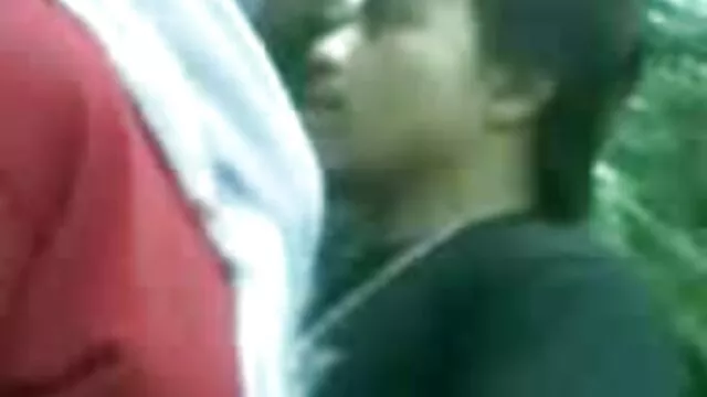 Él duerme mientras su chica sexo entre latinos engaña