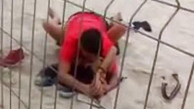 A1NYC Dos chicas calientes y videos de sexo latino un mecánico de automóviles con una gran polla