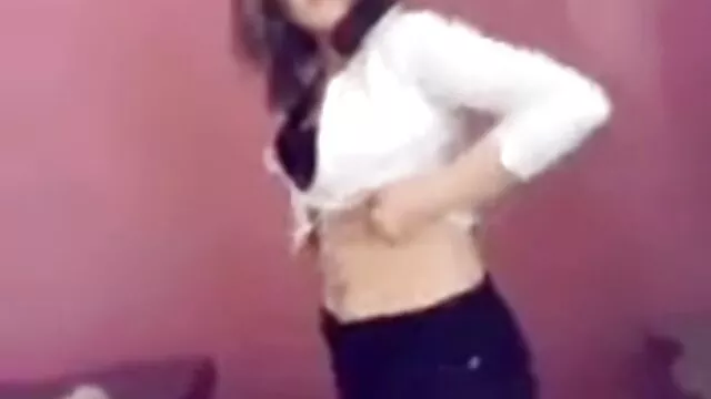 Joven morena afeitada en un sexo gay bilatin trío