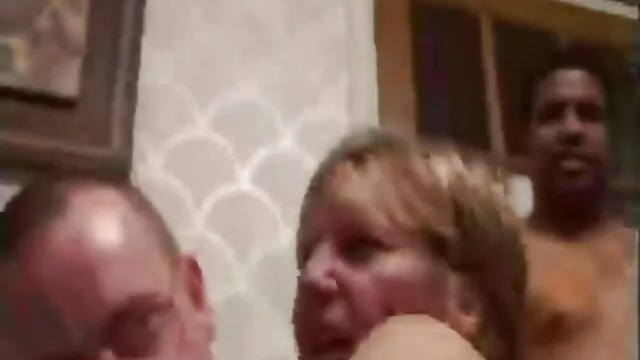 Dulce mamá con tetas caídas, un peludo sexo en vivo latino y un chico