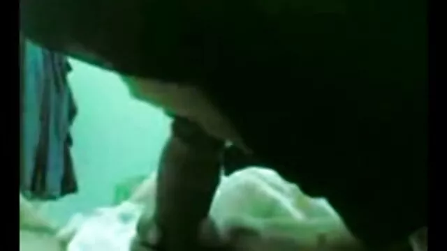Mujer morena sucia provocando a sexo en español latino dos chicos calientes