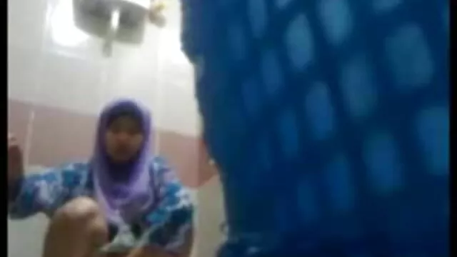 Mamá con cuerpo flácido, coño peludo y sexo con latinos chico