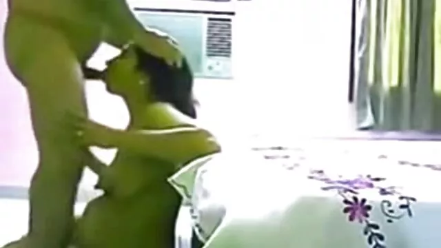Mamá sexo anal en español latino de 42 años juega con su coño peludo