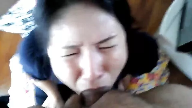 niña se pone en cuclillas sobre un juguete porno amateur latino anal
