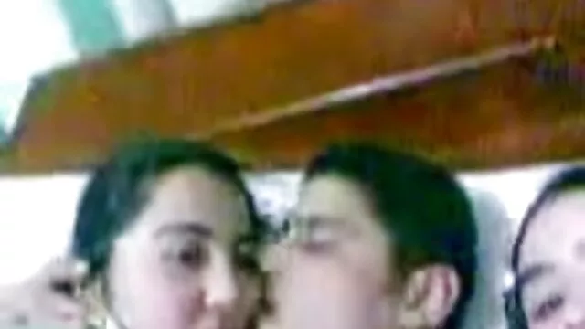 Adolescente stripchat latin loca hace una mamada en el CASTING