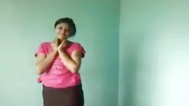 Ella les ofrece su xxx latino hd viejo cuerpo