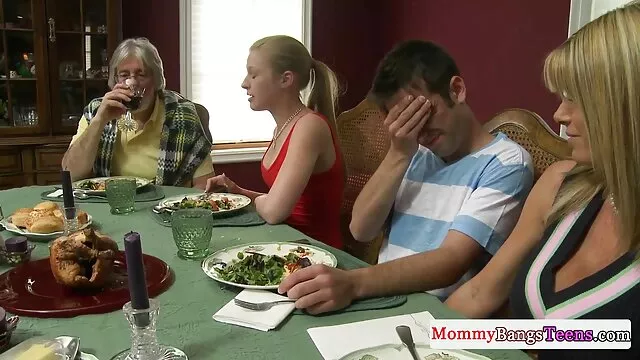 Dos abuelas latinas haciendo el amor sexocaserolatino